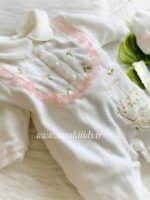 سرهمی نوزادی سه تکه مخملی گل بهار برند ترک Ari babyرنگ حاشیه گلبهی - تصویر 2