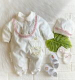 سرهمی نوزادی سه تکه مخملی گل بهار برند ترک Ari babyرنگ حاشیه کالباسی