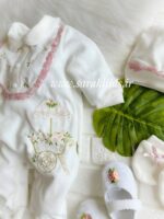 سرهمی نوزادی سه تکه مخملی گل بهار برند ترک Ari babyرنگ حاشیه کالباسی - تصویر 3